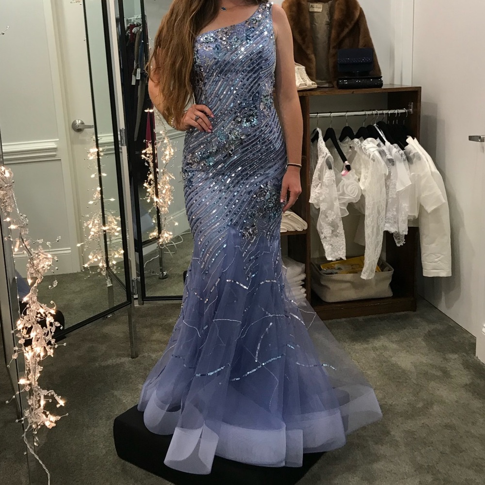 Sparkly light blue Tony Bowls evening gown! Size 6